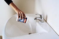 Засоренный сифон в ванне или душевом поддоне лучше всего очищать средством, содержащим гидроксид натрия, таким как   RAVAK Turbo Cleaner   ,  При использовании продукта не забывайте соблюдать осторожность, особенно при наливании (это может повредить хромовые элементы)